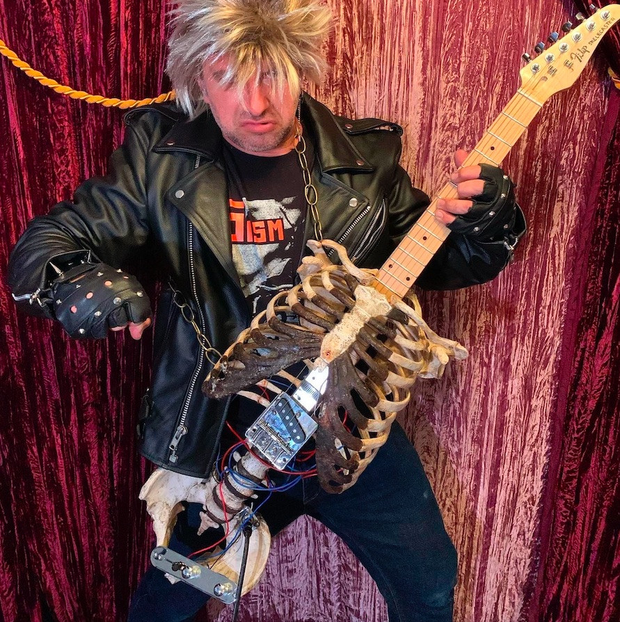 Músico construye una guitarra con el esqueleto de su tío como homenaje - guitarra-de-esqueleto