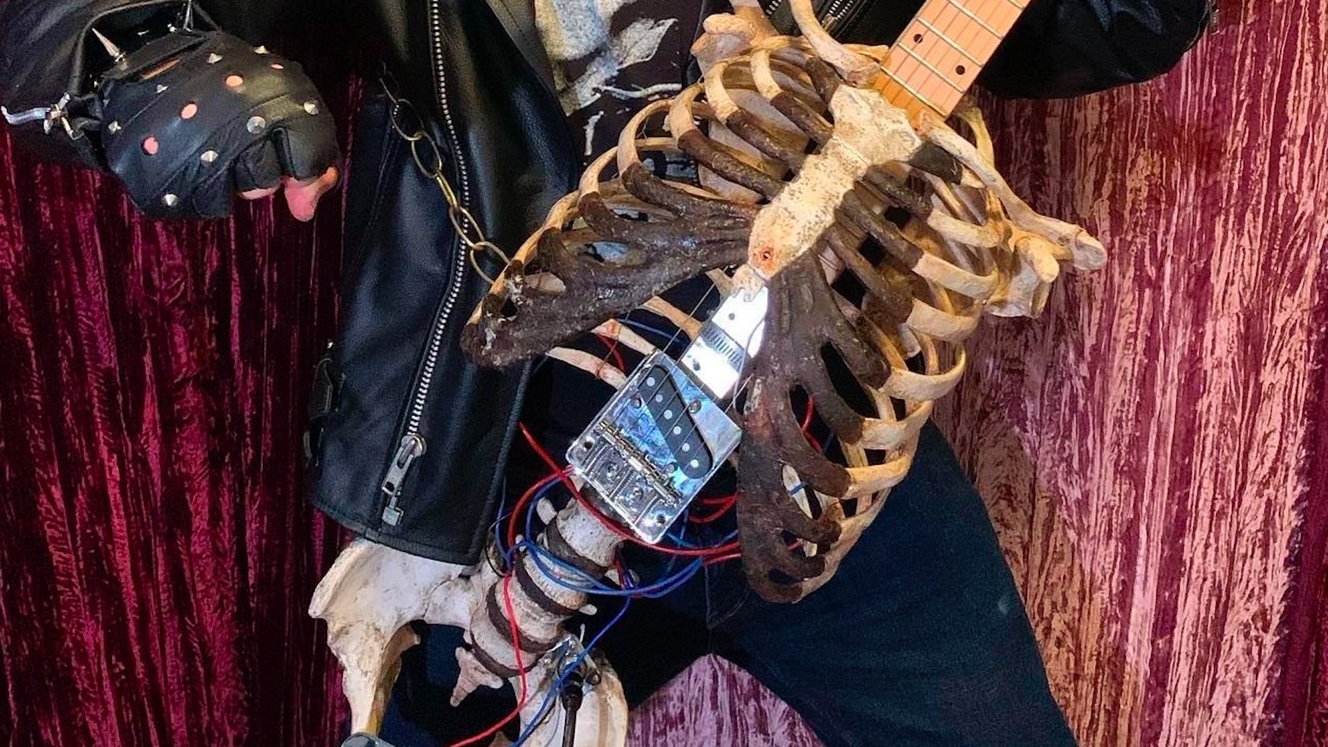 Músico construye una guitarra con el esqueleto de su tío como homenaje