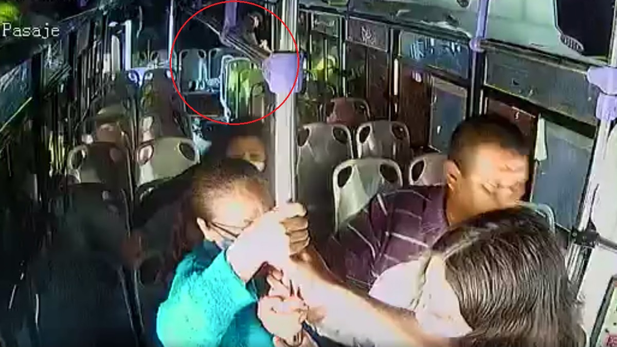 #Video Hombre apuñala a su esposa a bordo de autobús en Culiacán