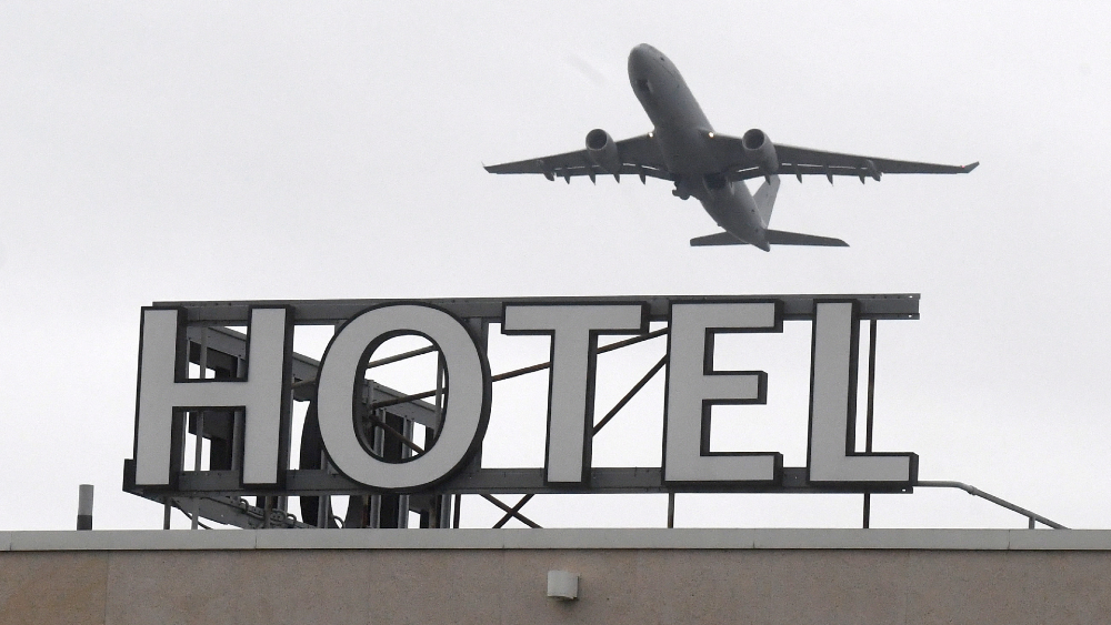 Empieza la cuarentena en hoteles británicos para viajeros de países de alto riesgo