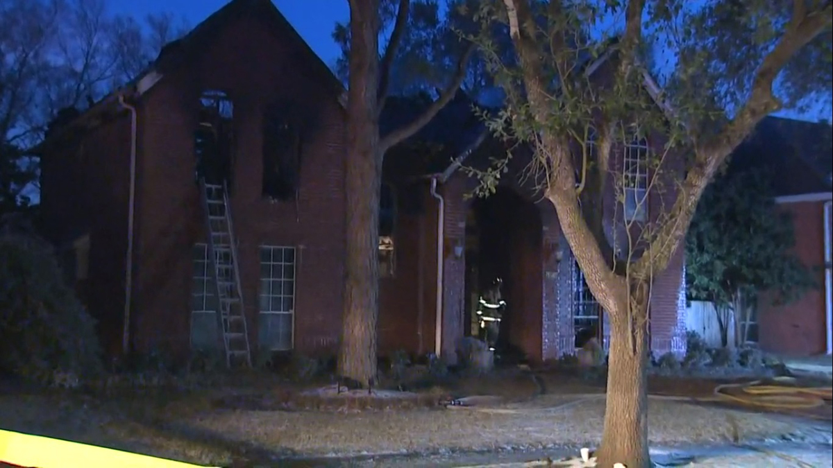 Apagón en Texas deja seis muertos; víctimas intentaban mantenerse calientes durante la noche - incendio-de-casa-en-texas-eeuu