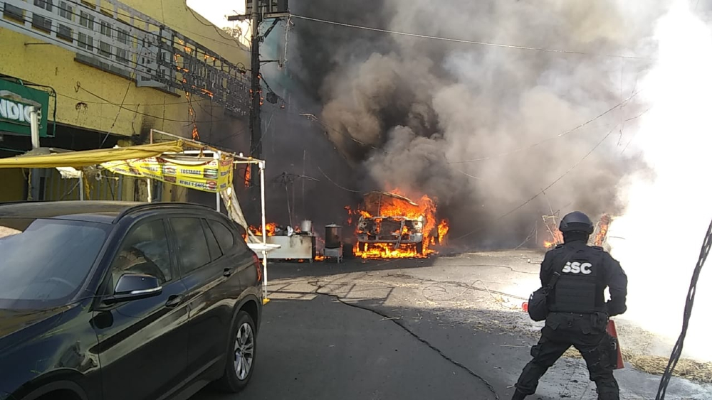 Incendio de pipa cerca del Mercado de Jamaica deja ocho lesionados