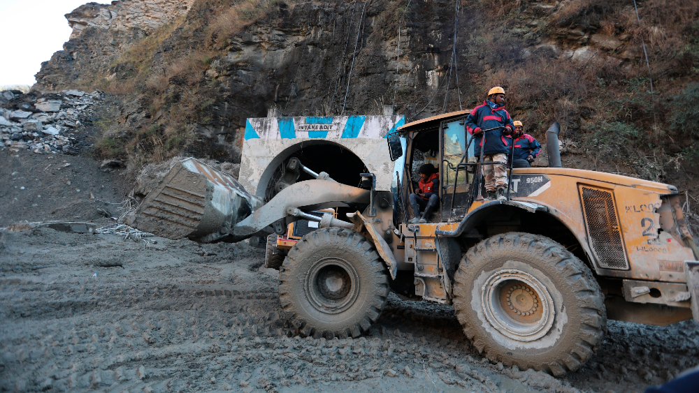 India apura las tareas de rescate tras una avalancha con 170 desaparecidos