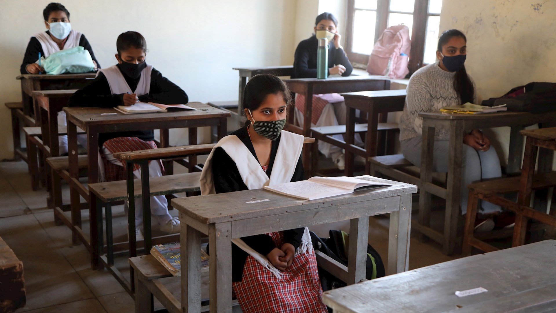 India registra menos de 100 muertes por COVID-19 por primera vez desde mayo