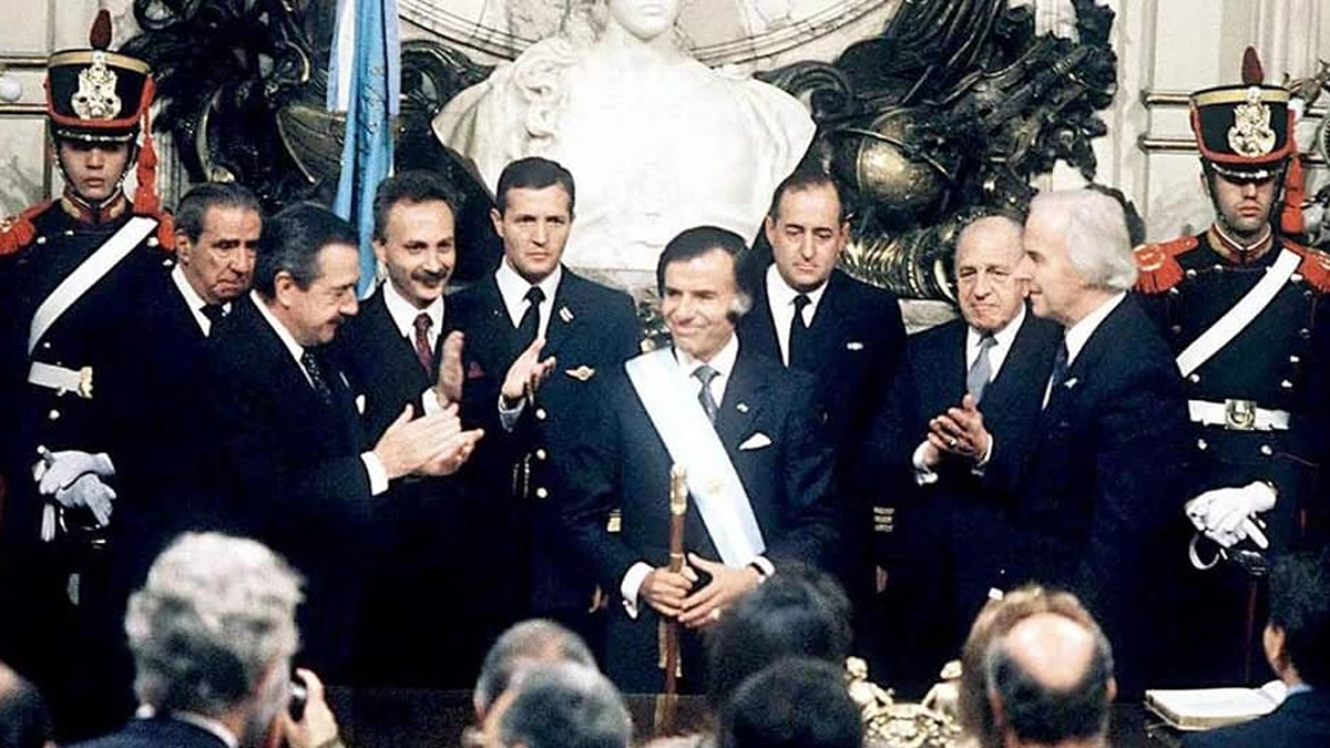 Carlos Menem, el presidente que marcó una época en la Argentina de los 90 - investidura-de-menem