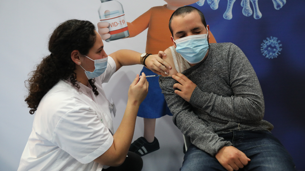 Israel comienza su campaña de vacunación a palestinos con permiso de trabajo