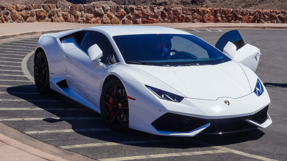 Hombre que pagó un Lamborghini con ayudas por COVID-19 se declara culpable