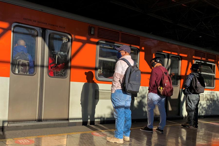 El metro y su vida - laura-garza-metro-y-su-vida