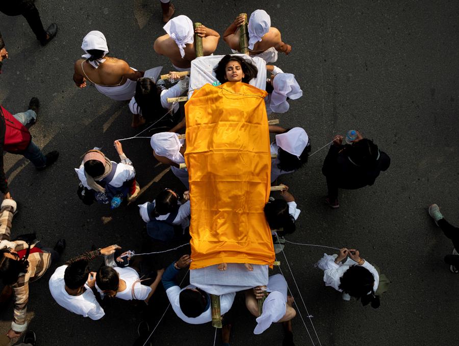 La desdicha de ser mujer - lauragarza-120220211