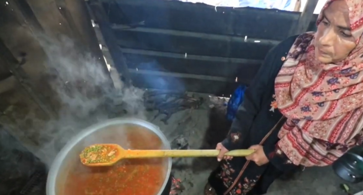 Mujer palestina sin recursos ofrece comida a otras personas en situación de vulnerabilidad en Gaza