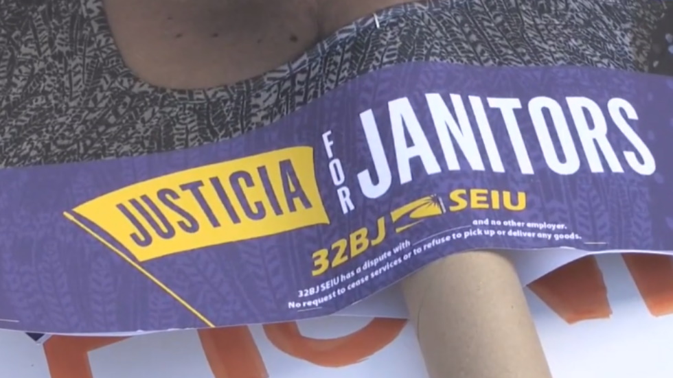 Trabajadores de la limpieza protestan en Miami por falta de seguridad laboral