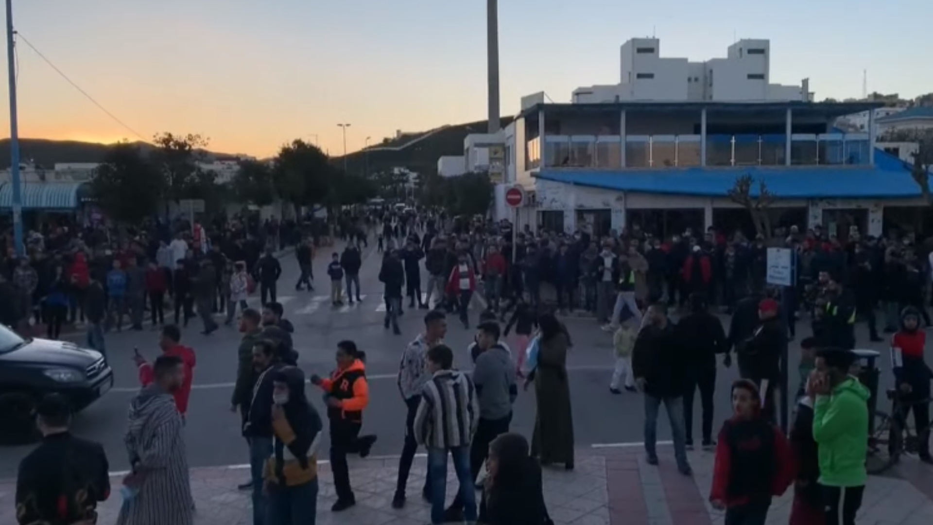 Cientos de marroquíes protestan de nuevo en Castillejos por cierre frontera