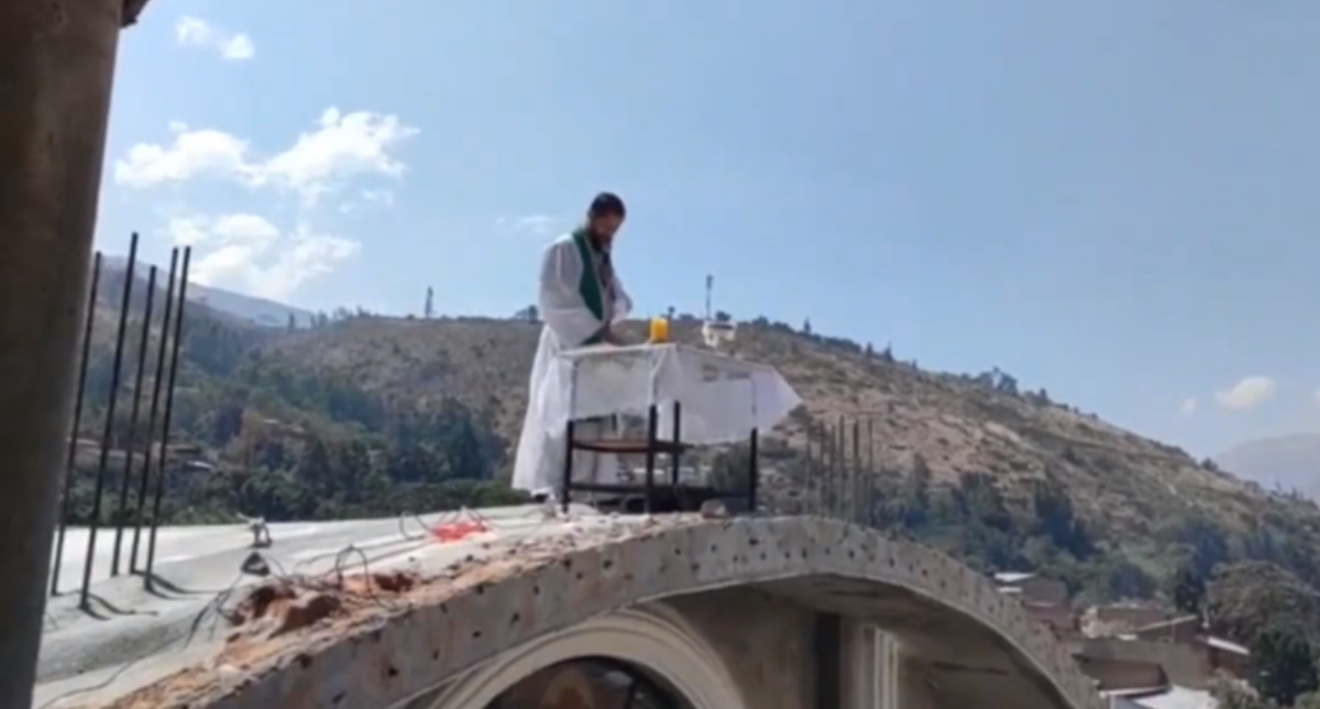 Misas desde el tejado de la iglesia son un éxito de cuarentena en pueblo de Perú