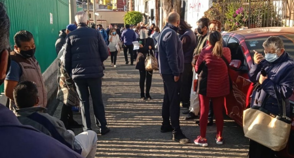 Llegaron a vacunarse, pero no hay vacunas