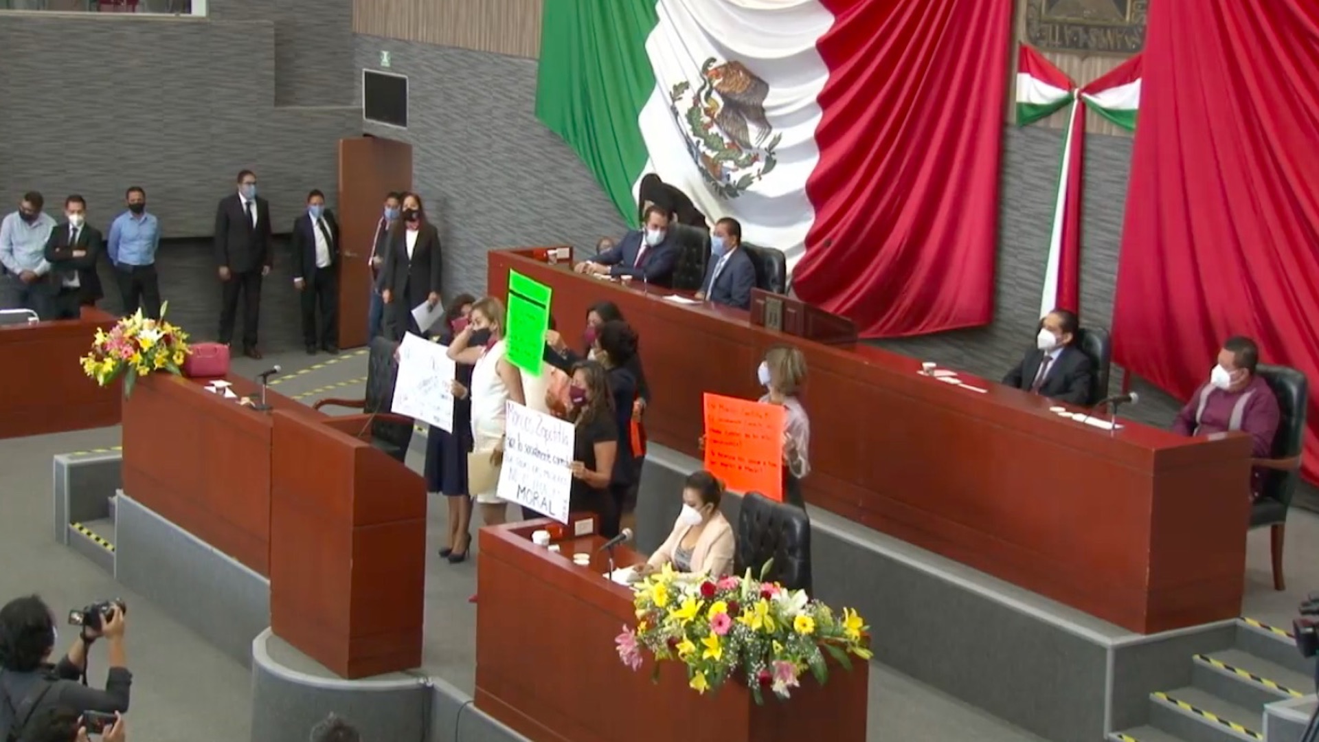 #Video Legisladoras toman tribuna del Congreso de Morelos; protestan contra diputado acusado de violación