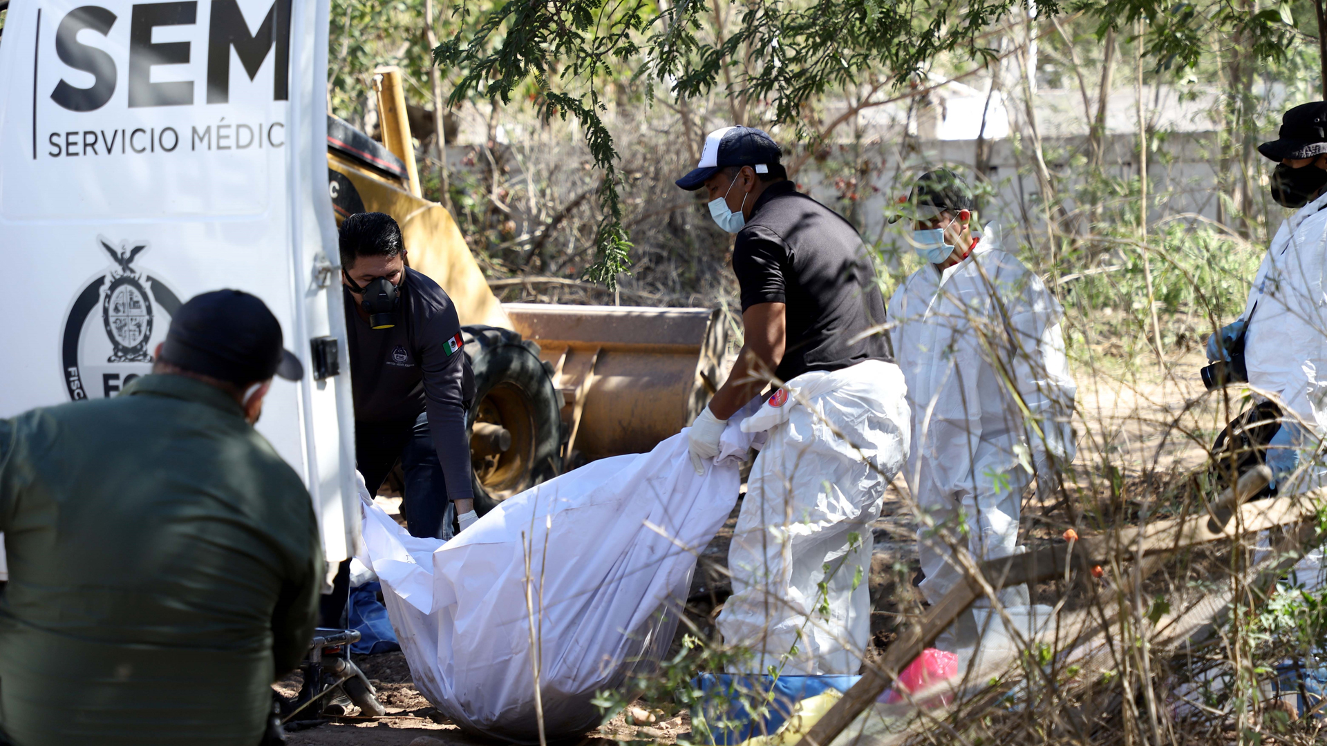 Crisis forense en México; suman 52 mil cuerpos sin identificar - levantamiento-de-cuerpo-hallado-en-fosa-clandestina-en-sinaloa