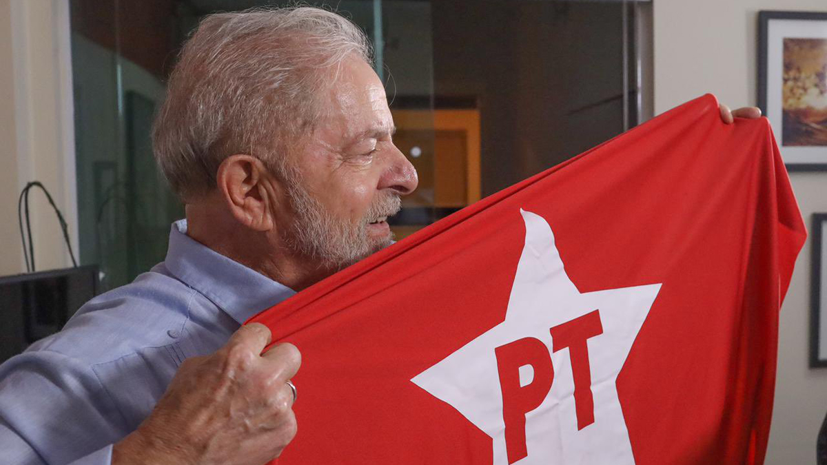 Lula aspiraría a la Presidencia de Brasil si es necesario para vencer a Bolsonaro - lula-da-silva-con-bandera-del-partido-de-los-trabajadores