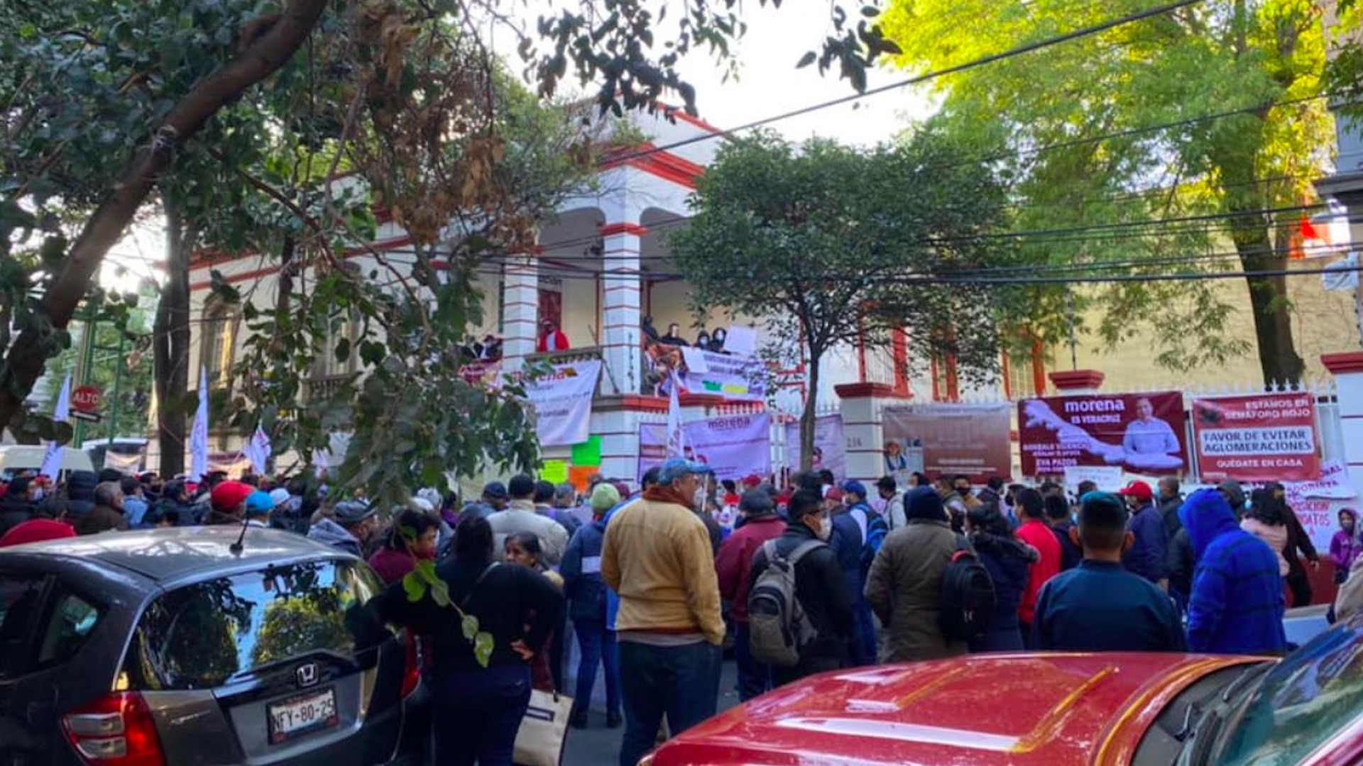 Militantes de Morena protestan en sede nacional contra imposición de candidatos en Veracruz