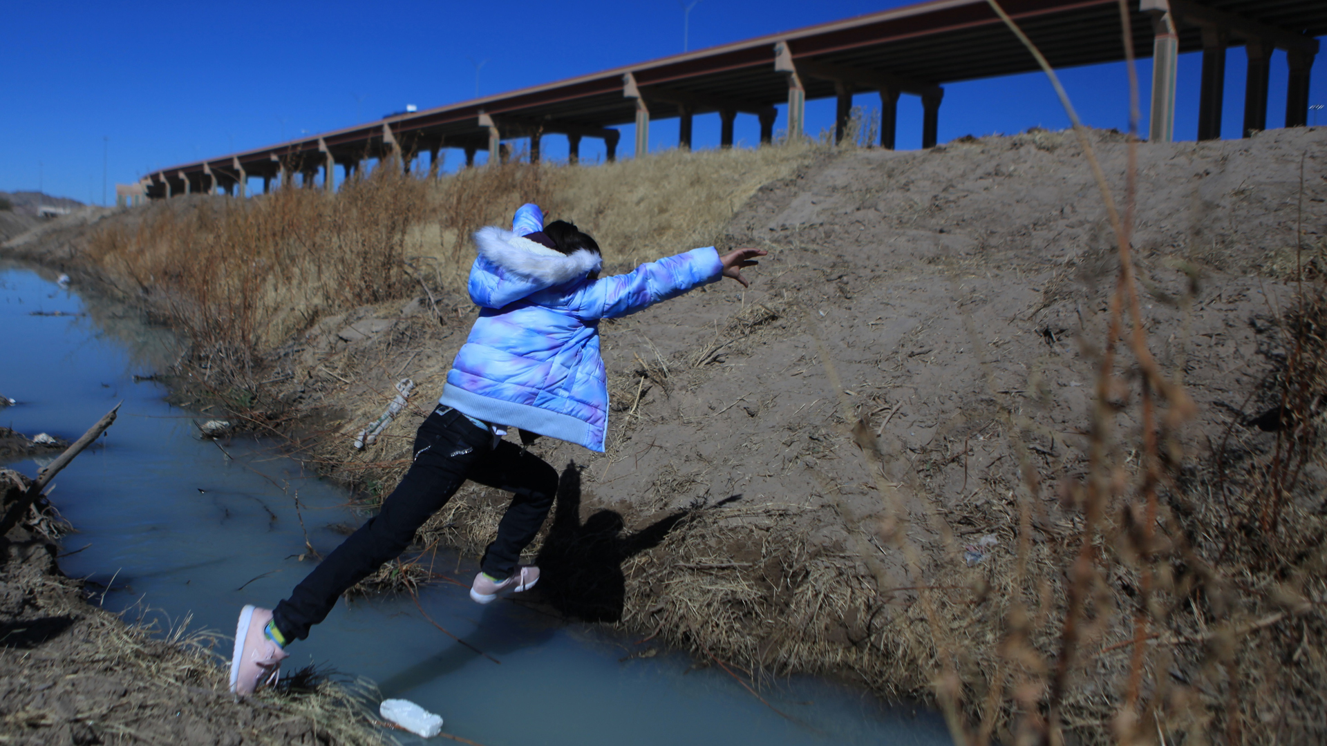 Flujo de migrantes y deportados aumenta en Ciudad Juárez, Chihuahua - migrante-cruza-rio-bravo-para-llegar-a-eeuu