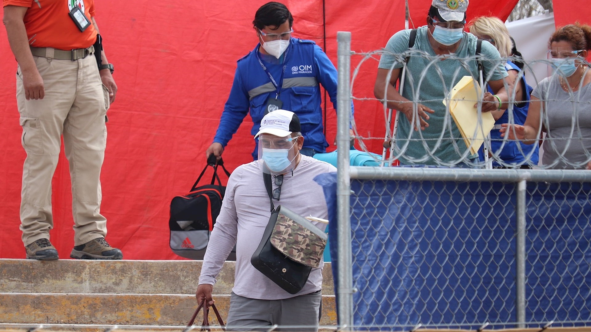 Cruzan a EE.UU. primeros migrantes varados en México para revisión de su solicitud de asilo - migrantes-cruzan-frontera-mexico-estados-unidos-2