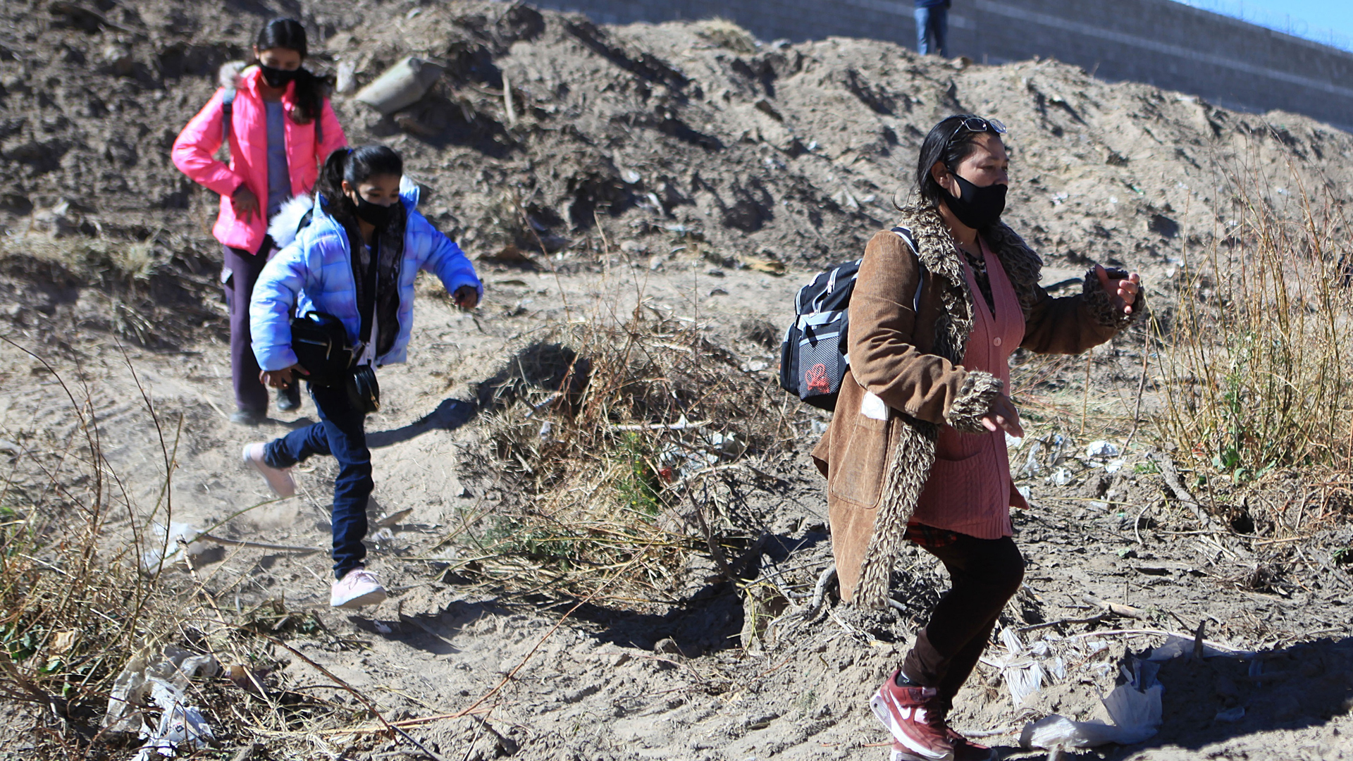 México pide a migrantes no ir a frontera con EE.UU. porque restricciones siguen vigentes