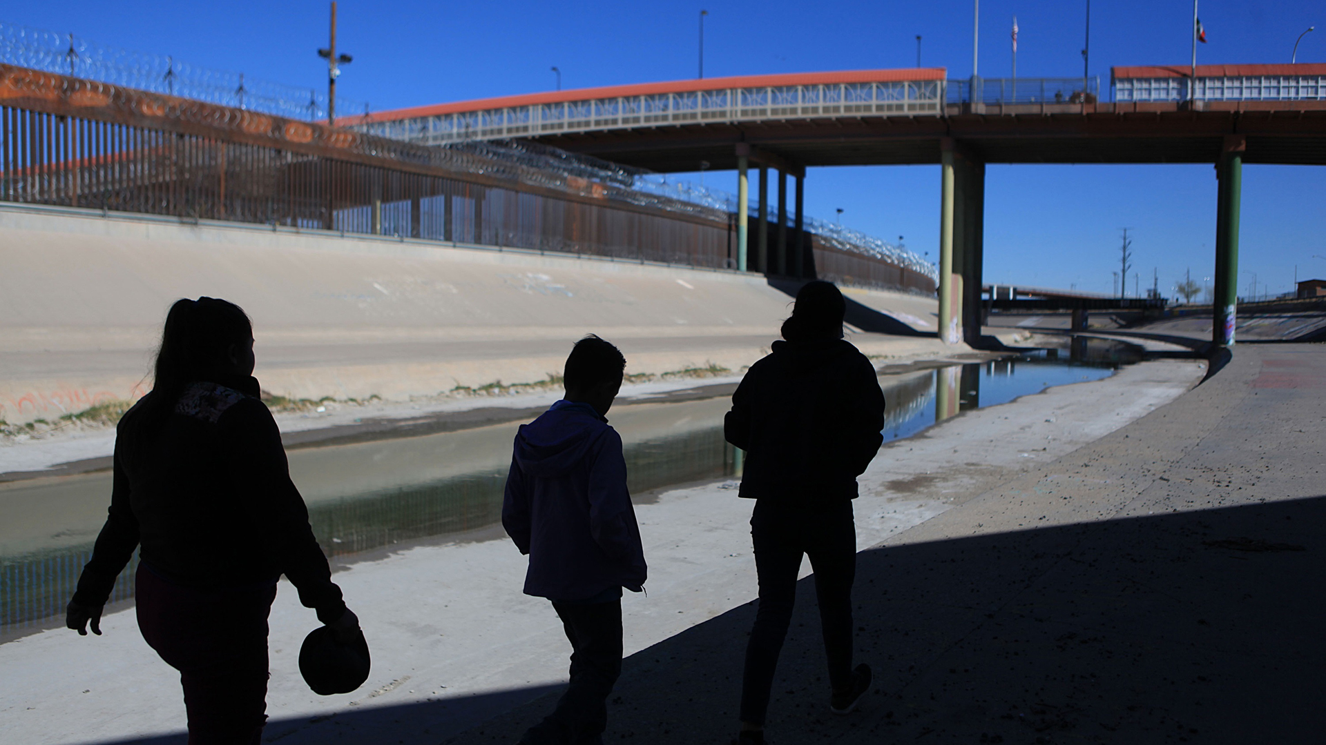 Gobierno de Biden pide a migrantes no tratar de cruzar a EE.UU.; serán rechazados, advierte