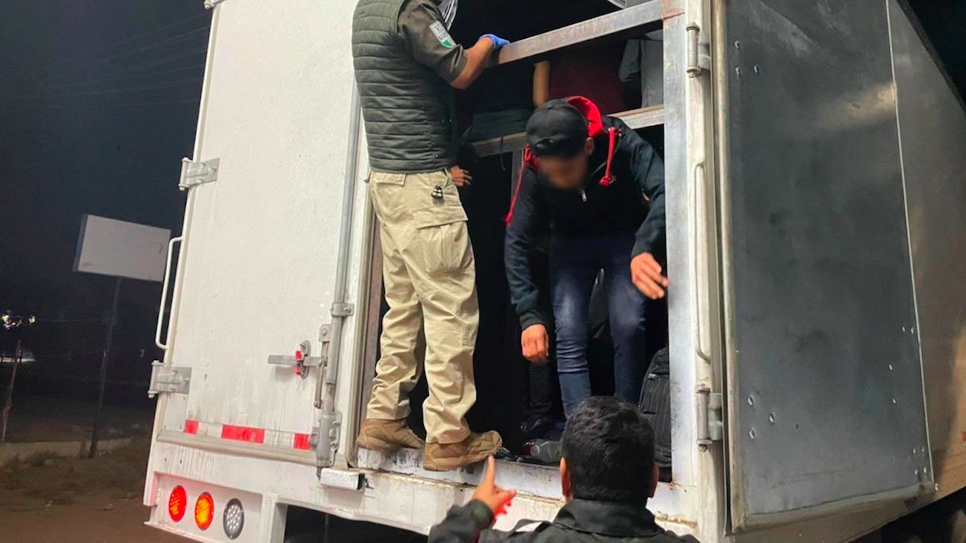 Rescatan a 235 migrantes centroamericanos cuando viajaban en autobuses en Oaxaca y Veracruz