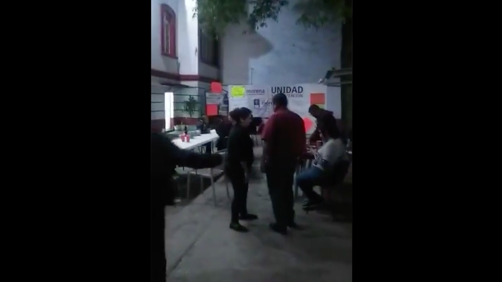 #Video Manifestantes organizan fiesta en sede nacional de Morena