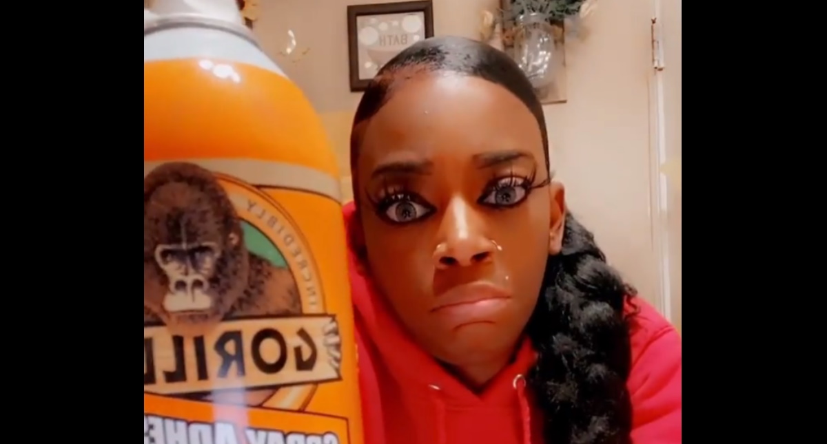 #Video Mujer se peina con pegamento industrial, termina en cirugía