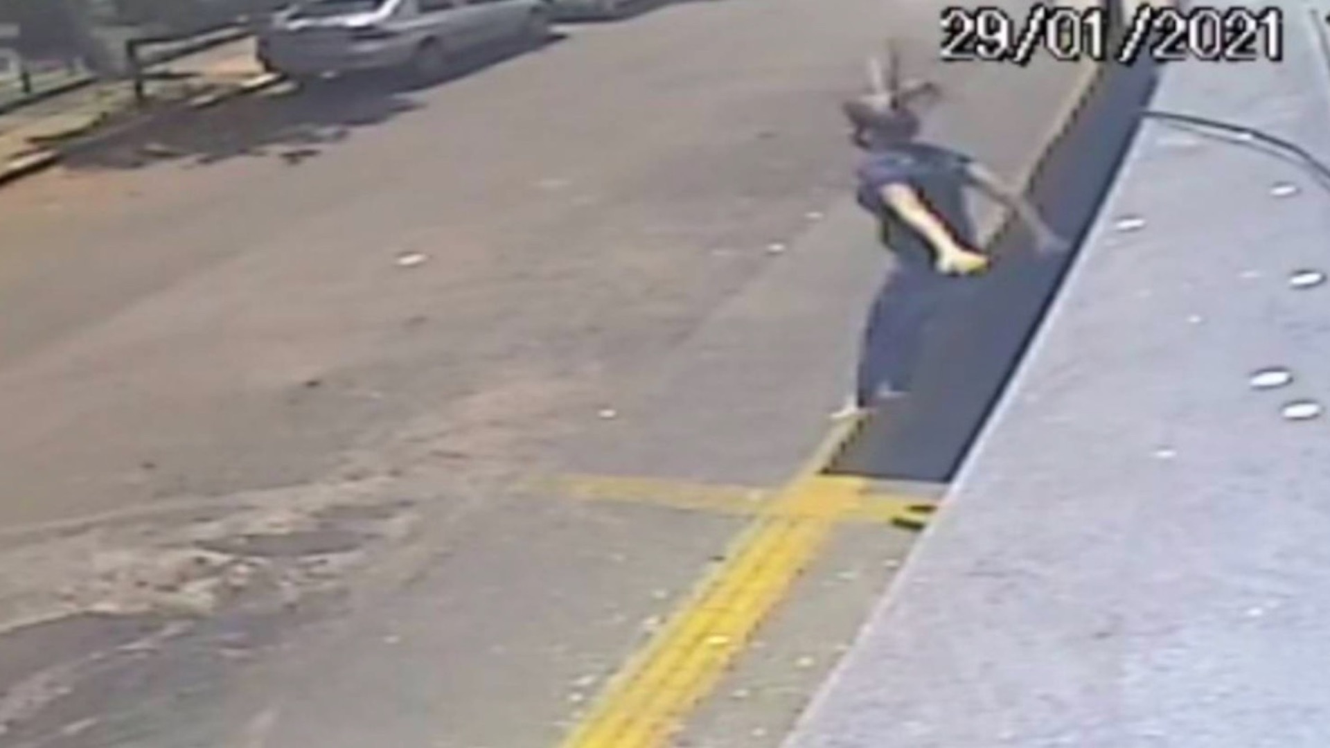 #Video Mujer pierde el movimiento de las piernas tras saltar de un segundo piso para evitar abuso sexual