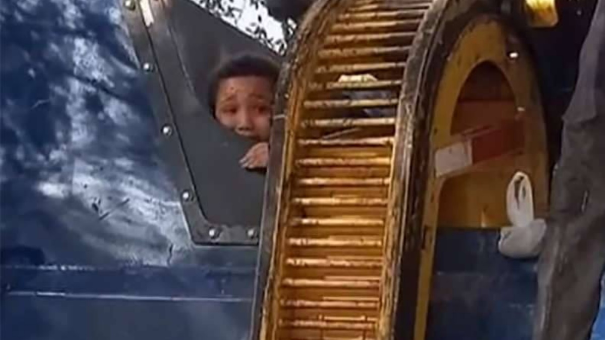 Niño se esconde en bote de basura; casi termina triturado por camión recolector
