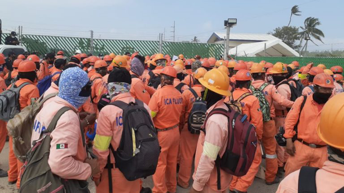 Impiden acceso a refinería de Dos Bocas a obreros en paro de labores Impiden acceso a refinería de Dos Bocas a obreros en paro de labores