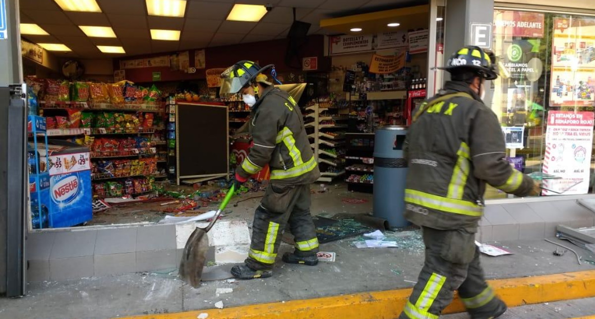 Adulto mayor pierde control de camioneta y atraviesa pared de Oxxo en la Benito Juárez Adulto mayor pierde control de camioneta y atraviesa pared de Oxxo en la Benito Juárez