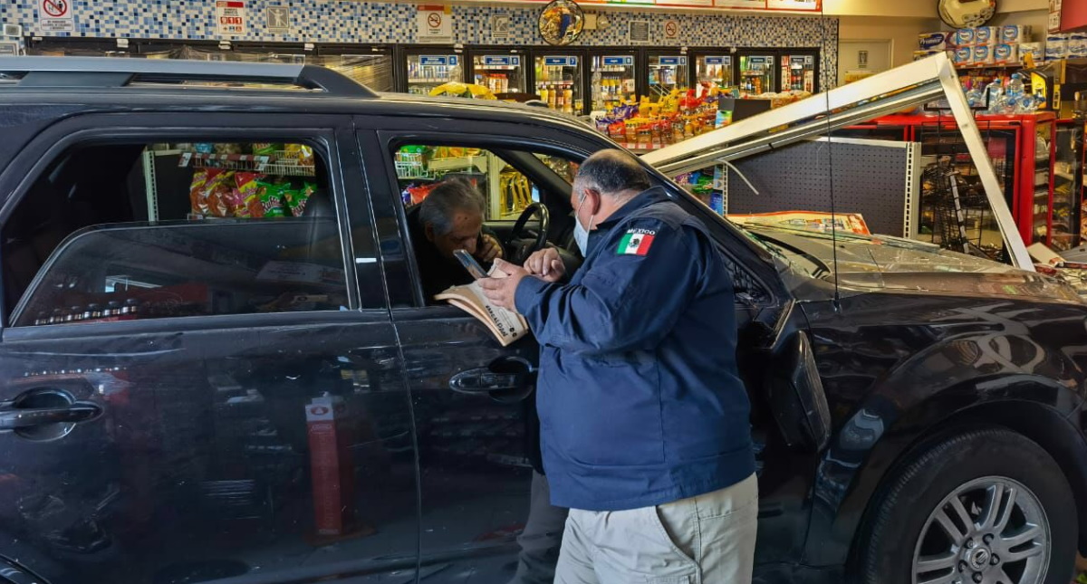 Adulto mayor pierde control de camioneta y atraviesa pared de Oxxo en la Benito Juárez - oxxo-benito-juarez-ciudad-de-mexico-accidente-3