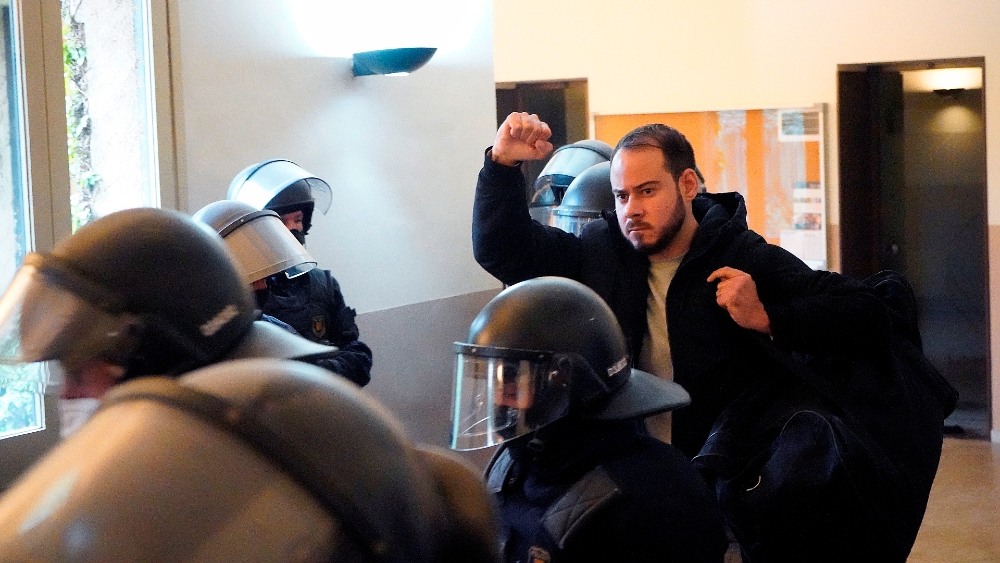 Detienen a rapero español condenado a prisión por enaltecer el terrrorismo Detienen a rapero español condenado a prisión por enaltecer el terrrorismo