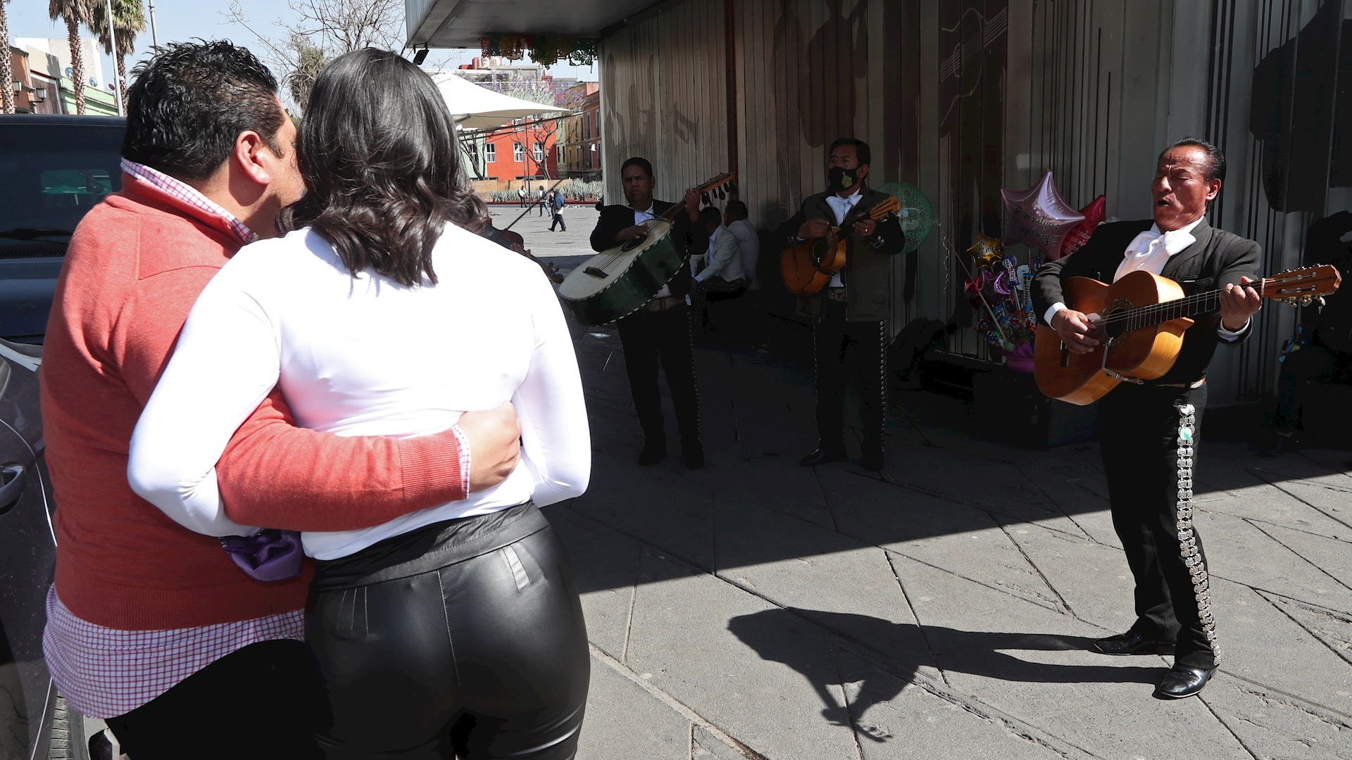 Parejas mexicanas viven un San Valentín marcado por la pandemia