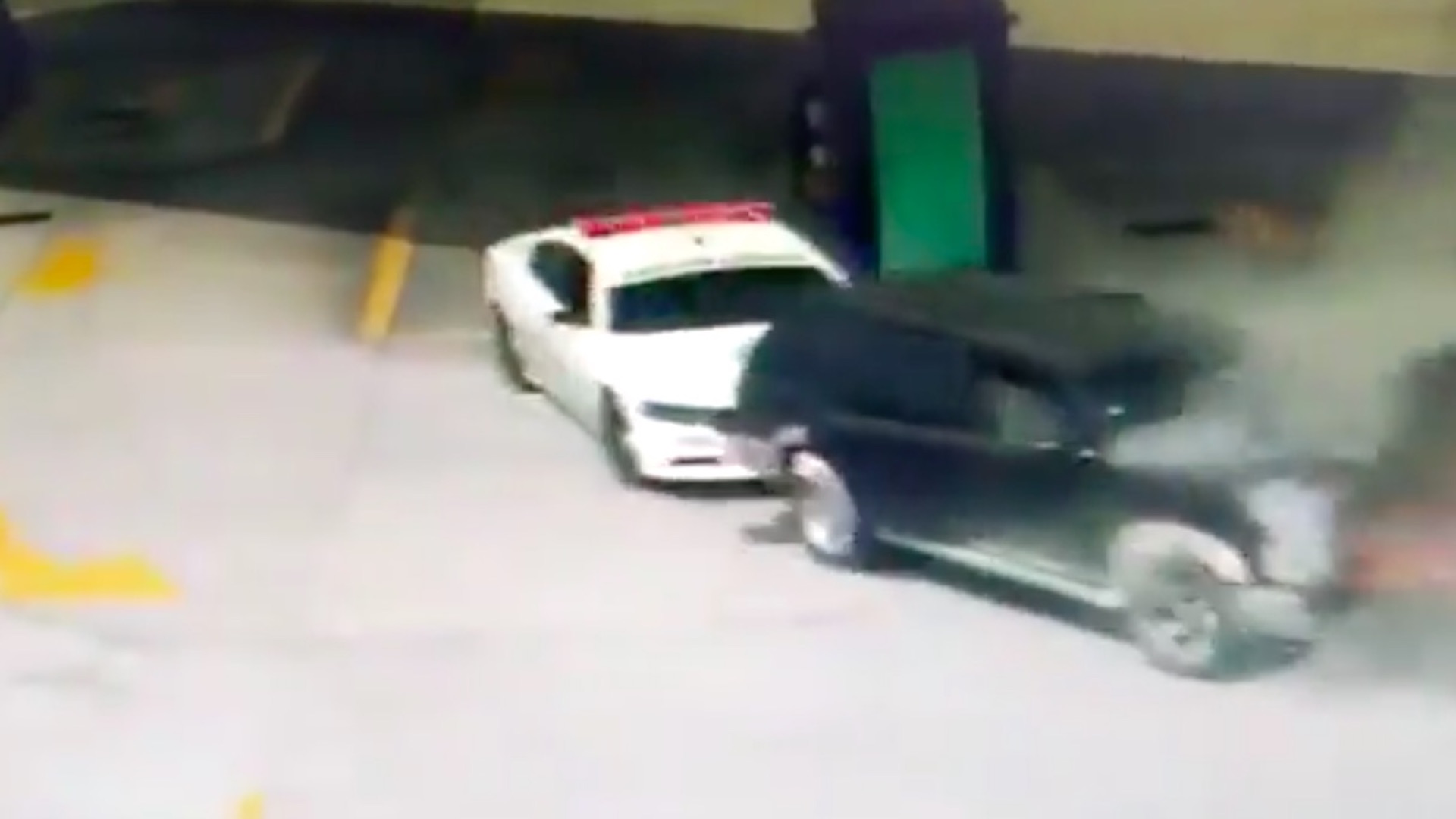 #Video Patrulla de la Guardia Nacional empuja camioneta que se incendiaba en gasolinera de Tlaxcala