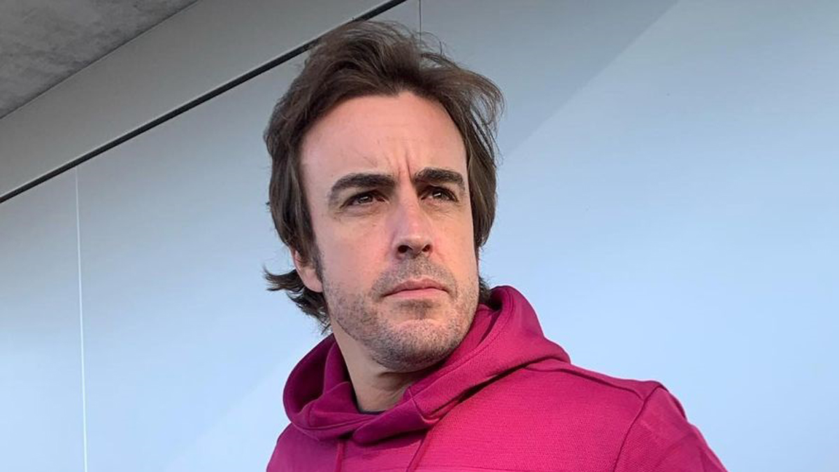 Dan de alta al piloto Fernando Alonso tras cirugía por atropello