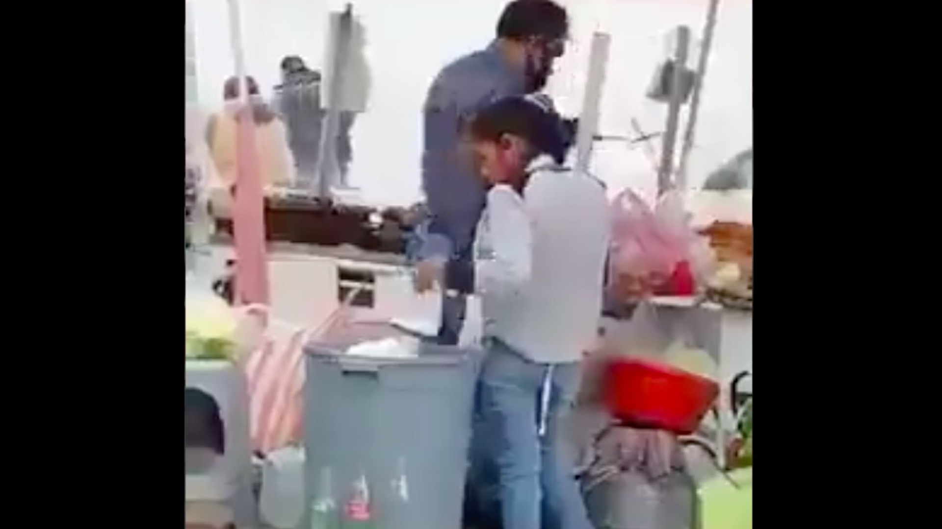 #Video Pareja saca platos de bote de basura para reutilizarlos en puesto de tacos en Ecatepec #Video Pareja saca platos de bote de basura para reutilizarlos en puesto de tacos en Ecatepec