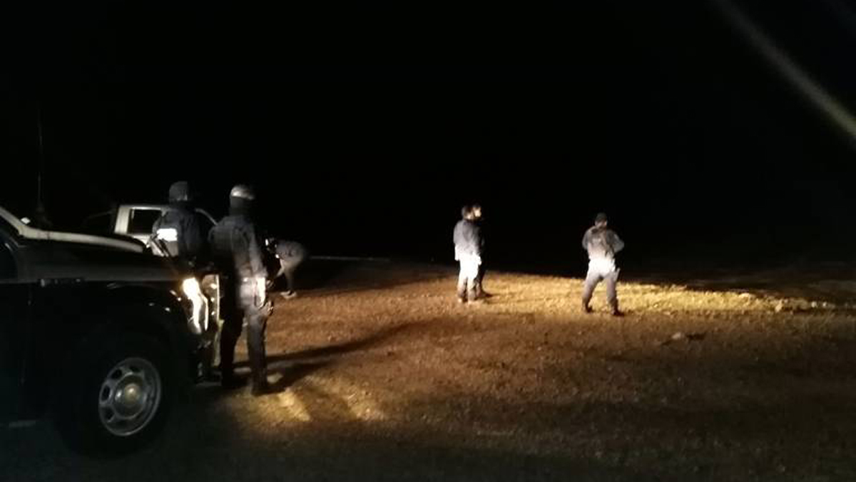 Ejecutan en Zacatecas a cinco personas al interior de dos vehículos - policias-de-zacatecas-en-sitio-de-asesinato-de-cinco-personas