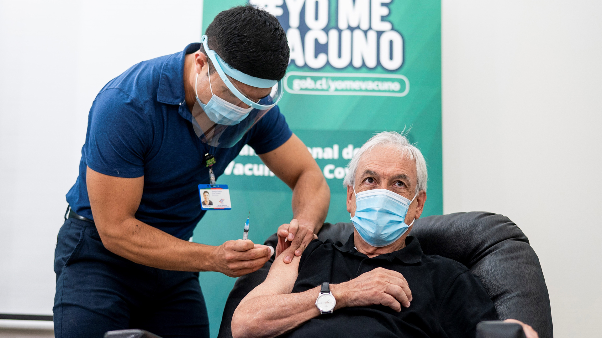 Chile roza los 2 millones de vacunados mientras segunda ola de COVID-19 retrocede - presidente-de-chile-se-vacuna-contra-covid-19