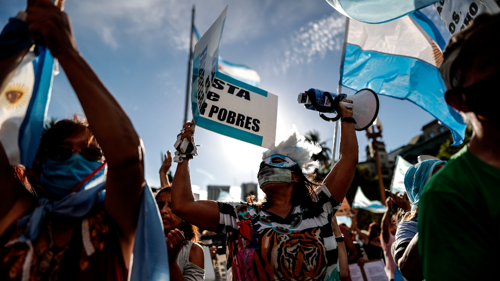 Argentinos protestan contra el gobierno por el escándalo de las vacunas VIP
