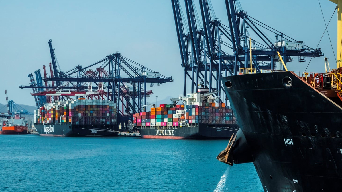 Llega a Colima barco con gas licuado de petróleo para acelerar restablecimiento de luz