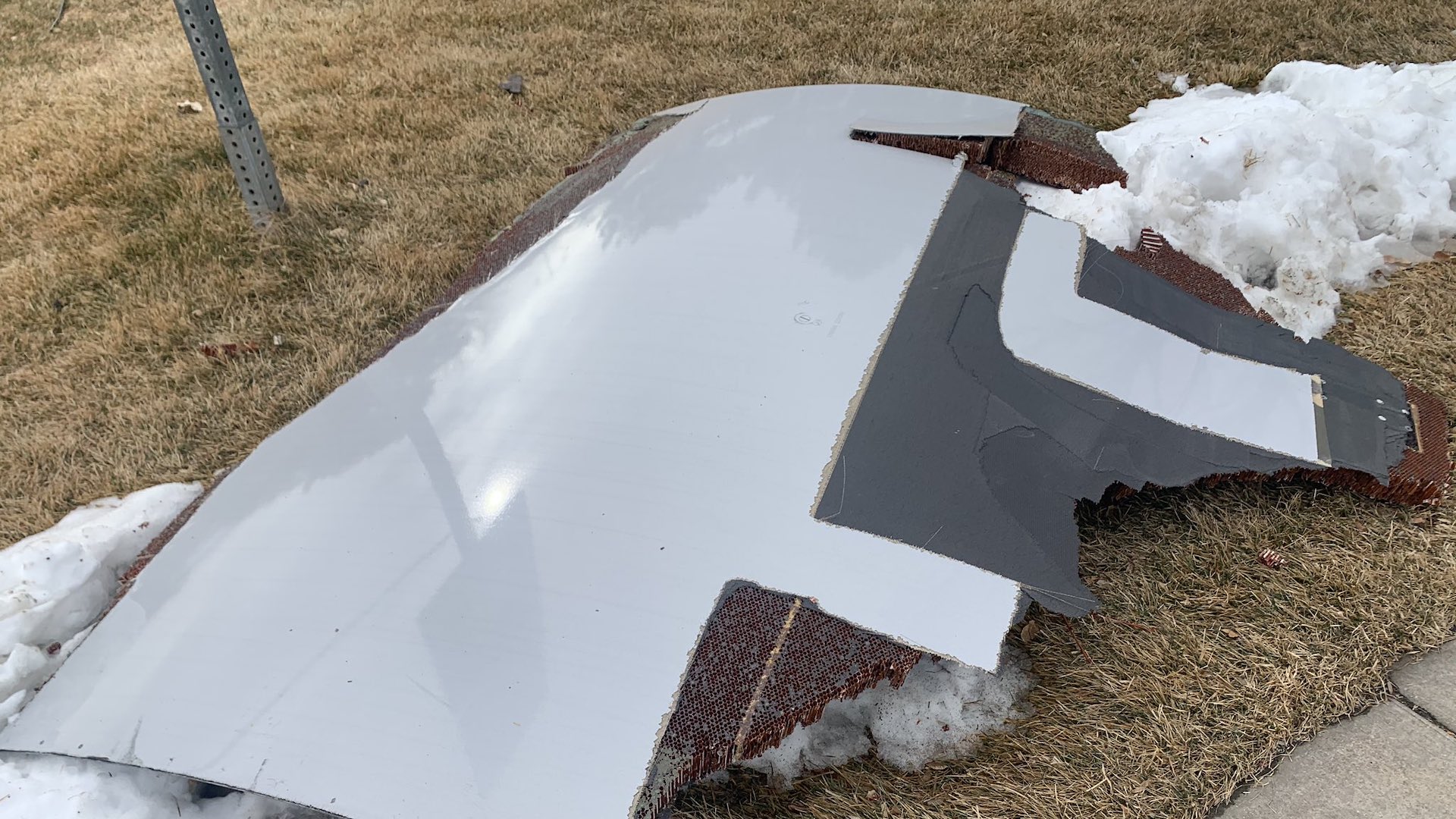 Avión regresa a aeropuerto en Estados Unidos tras perder partes del motor en vuelo