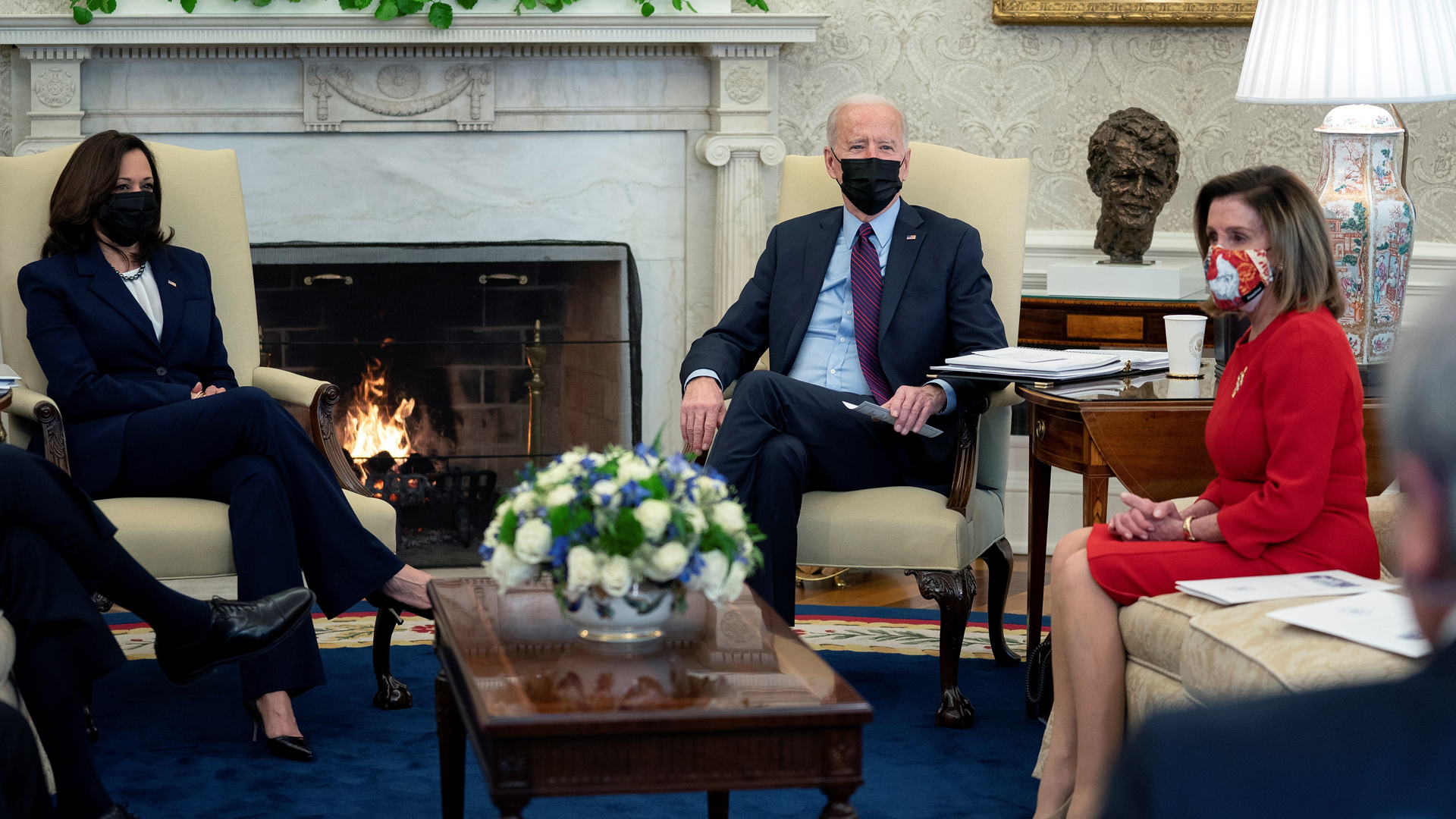 Avanza plan de estímulo de 1.9 billones de Biden sin apoyo republicano - reunion-entre-biden-harris-y-pelosi