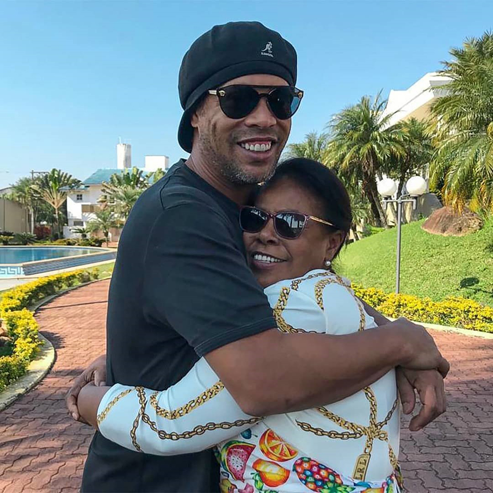 Murió por COVID-19 la madre de Ronaldinho - ronaldinho-junto-a-su-madre