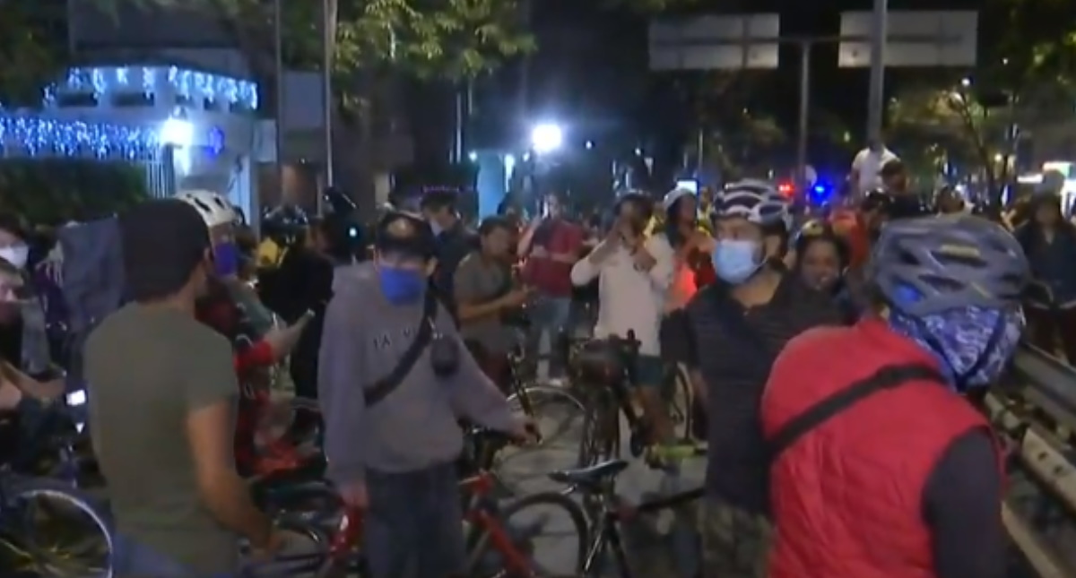 Se enfrentan ciclistas y policías en acceso al Segundo Piso del Periférico; investigan a oficiales involucrados