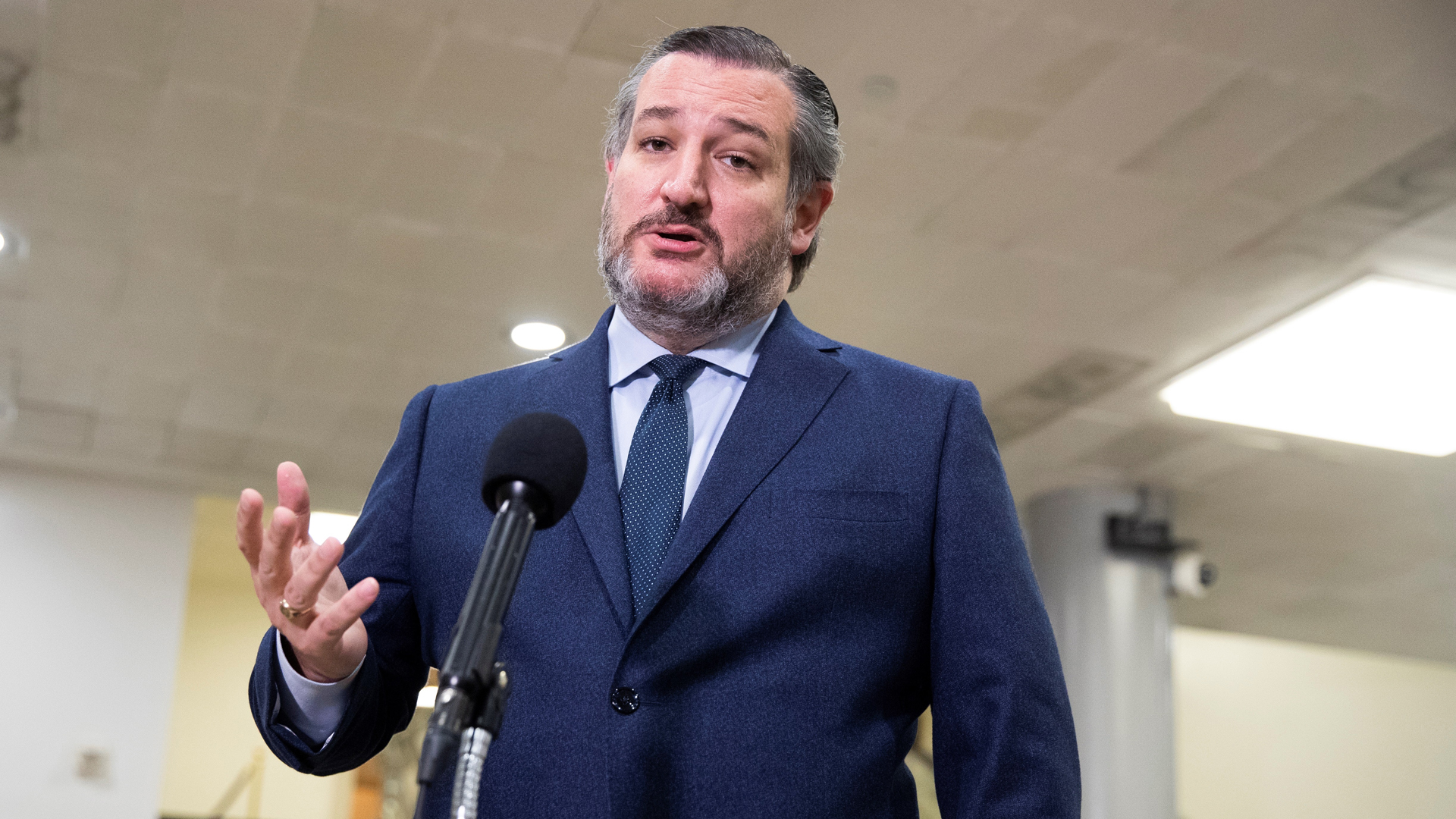 El senador Ted Cruz huye de Texas a Cancún durante tormenta invernal; críticas lo hacen volver