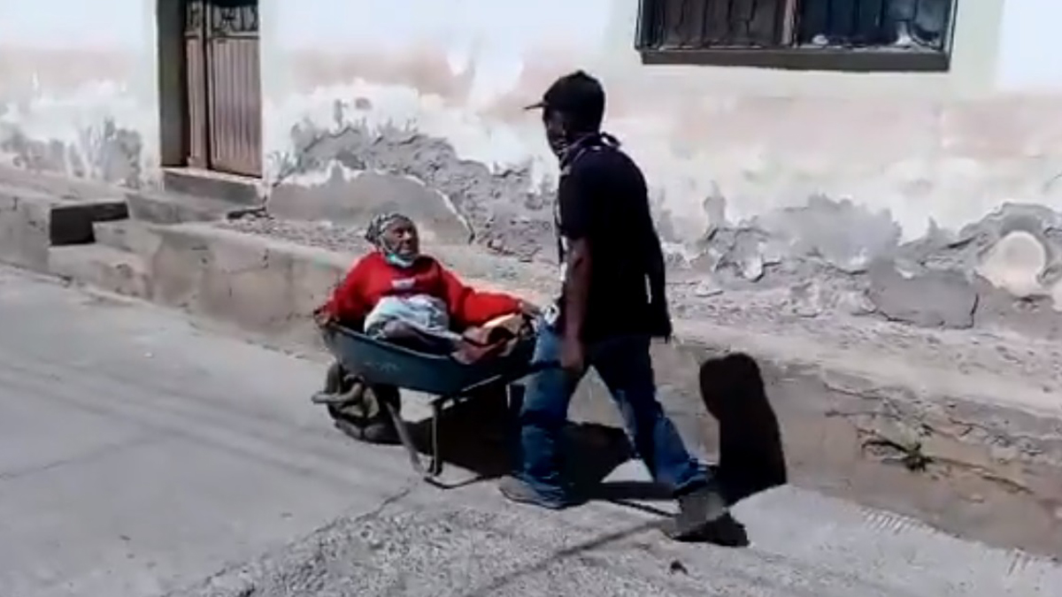 #Video Abuelito de 70 años lleva en carretilla a su madre de 100 años a vacunarse contra COVID-19