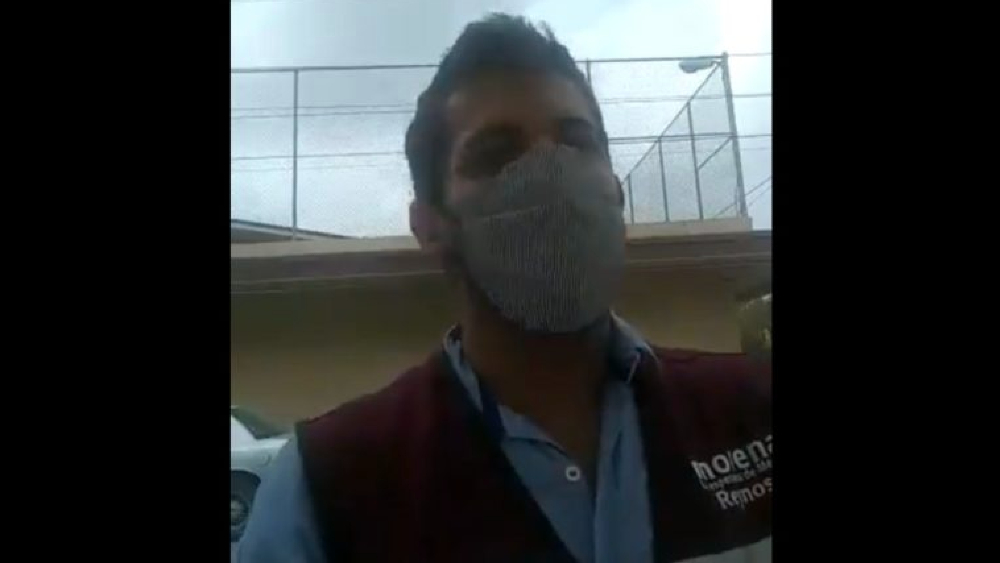 #Video Captan a servidor de la Nación, con chaleco de Morena, haciendo campaña con vacunas